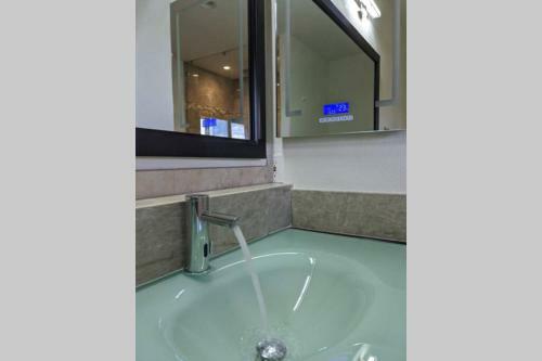 Hillside 2/2 Subdivided Home W/ Pool And Views!