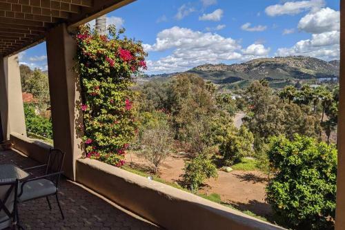 Hillside 2/2 Subdivided Home W/ Pool And Views!
