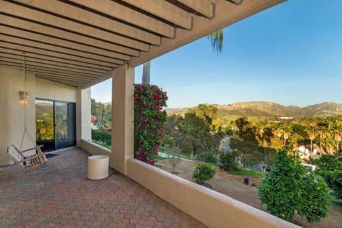 Hillside 2/2 Subdivided Home W/ Pool And Views!
