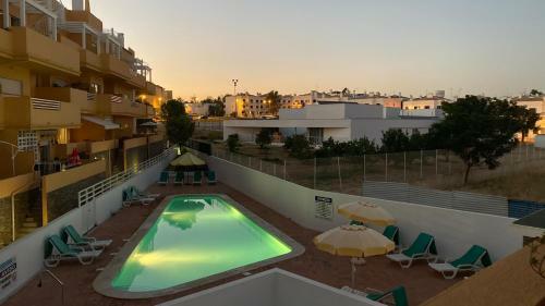 Apartamento Com 2 Quartos, Varanda Ampla E Piscina