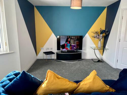 Lovely 2 Bedroom Apartment, 2 Bathrooms & Parking