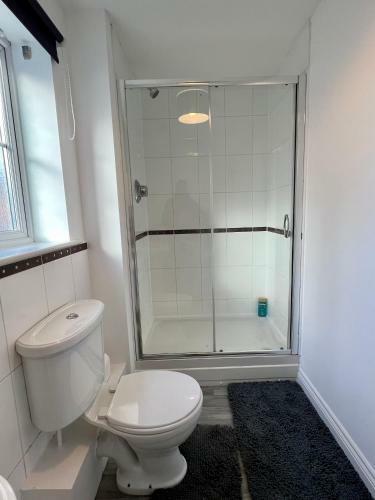 Lovely 2 Bedroom Apartment, 2 Bathrooms & Parking