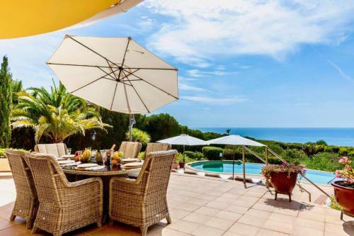 Villa On The Cliffs By Galantevasques