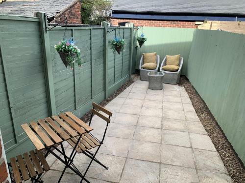 Contemporary & Chic Inner Terrace 5 Mins From Barnsley Town Centre