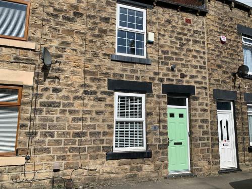 Contemporary & Chic Inner Terrace 5 Mins From Barnsley Town Centre