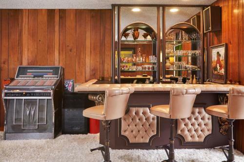 The Establishment, Quintessential 1969 Villa