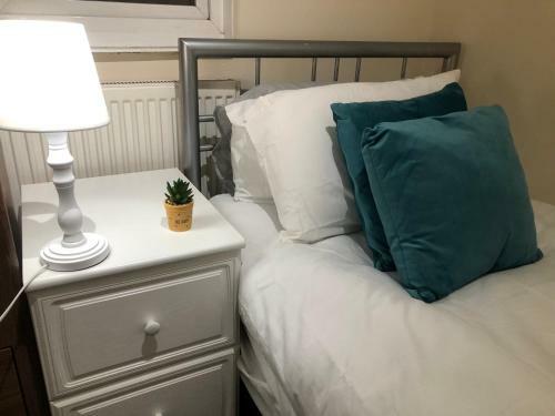 Comfy Three-bedroom Home In Basingstoke