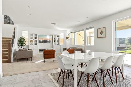 Luxury Hilltop Home With Views - Santa Clarita