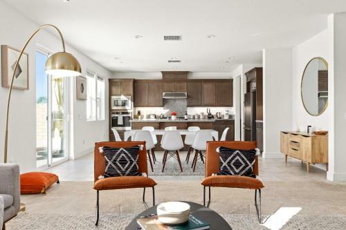 Luxury Hilltop Home With Views - Santa Clarita