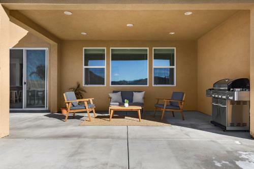 Luxury Hilltop Home With Views - Santa Clarita