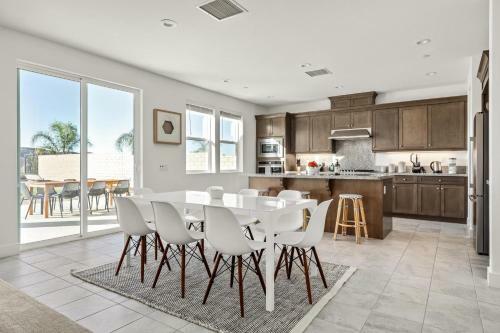 Luxury Hilltop Home With Views - Santa Clarita
