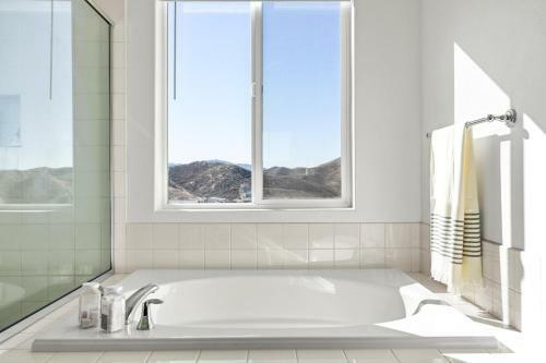 Luxury Hilltop Home With Views - Santa Clarita