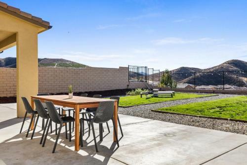 Luxury Hilltop Home With Views - Santa Clarita