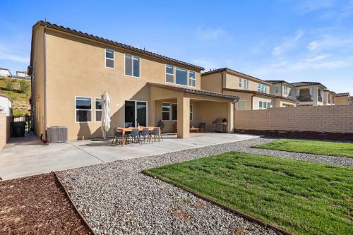 Luxury Hilltop Home With Views - Santa Clarita