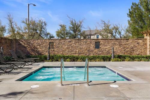 Luxury Hilltop Home With Views - Santa Clarita