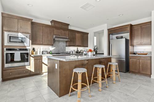 Luxury Hilltop Home With Views - Santa Clarita