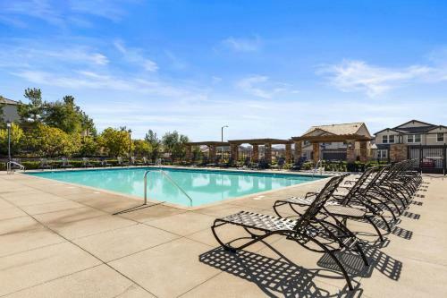 Luxury Hilltop Home With Views - Santa Clarita