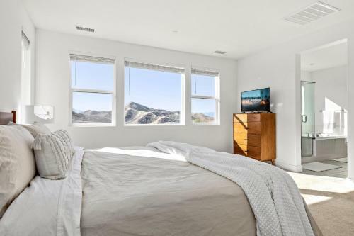 Luxury Hilltop Home With Views - Santa Clarita