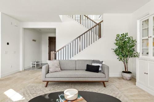 Luxury Hilltop Home With Views - Santa Clarita