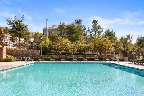 Luxury Hilltop Home With Views - Santa Clarita
