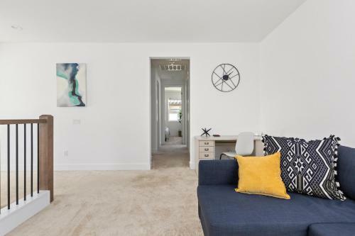 Luxury Hilltop Home With Views - Santa Clarita