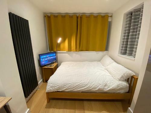 Double Bedroom With En-suite Shower & Free Parking