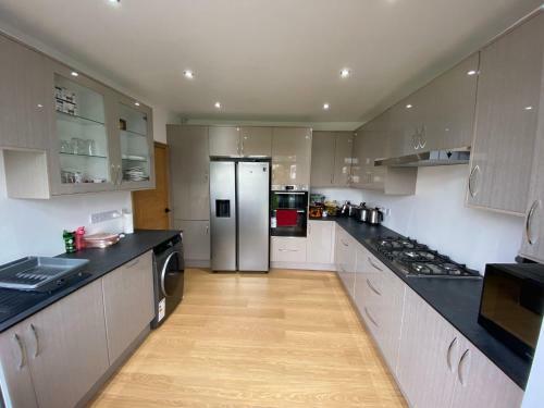 Double Bedroom With En-suite Shower & Free Parking