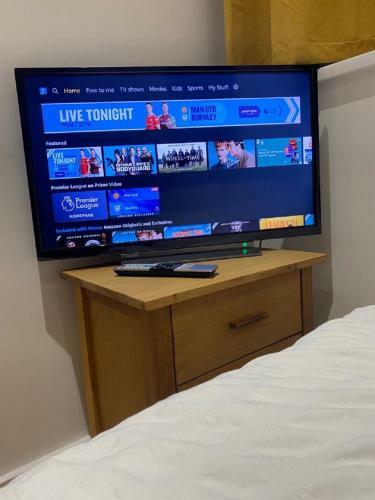 Double Bedroom With En-suite Shower & Free Parking