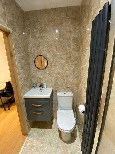 Double Bedroom With En-suite Shower & Free Parking