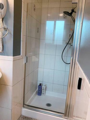 Hotel-chic Charm 4br/3ba Free Parking, Sleeps 12