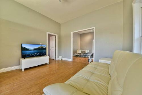 Apartamento New Spacious Home With Garden, Parking, & Ac!