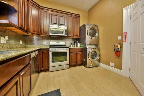 Apartamento New Spacious Home With Garden, Parking, & Ac!