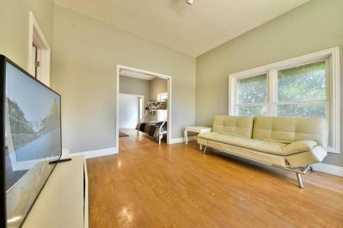 Apartamento New Spacious Home With Garden, Parking, & Ac!