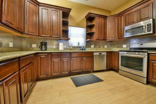 Apartamento New Spacious Home With Garden, Parking, & Ac!