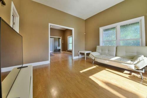 Apartamento New Spacious Home With Garden, Parking, & Ac!