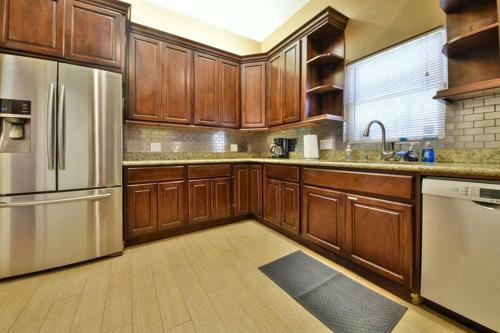 Apartamento New Spacious Home With Garden, Parking, & Ac!