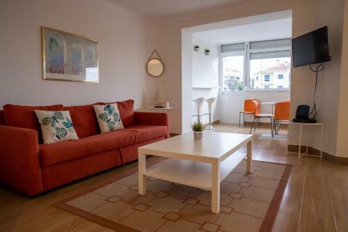 Spacious And Sunny Apartment - 10 Min From The Sea