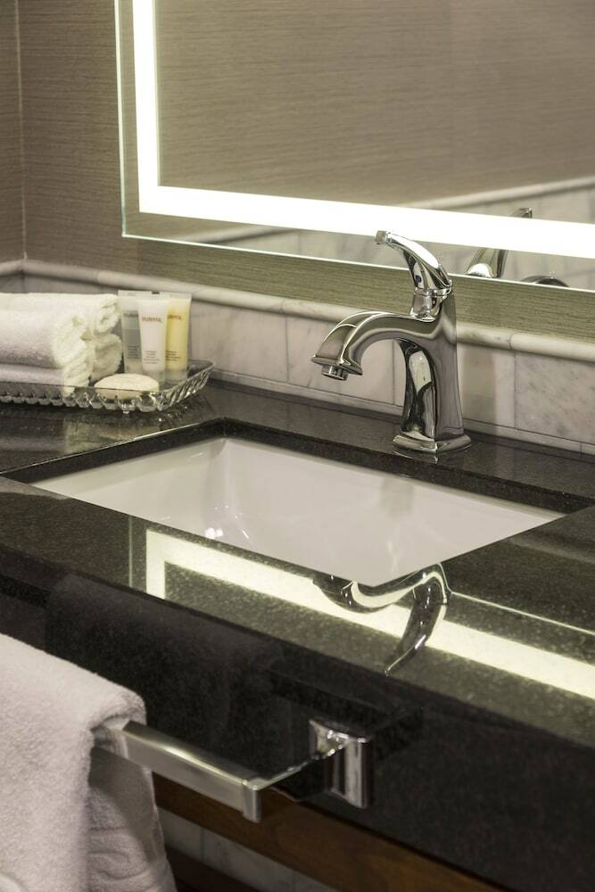 Lord Elgin Hotel