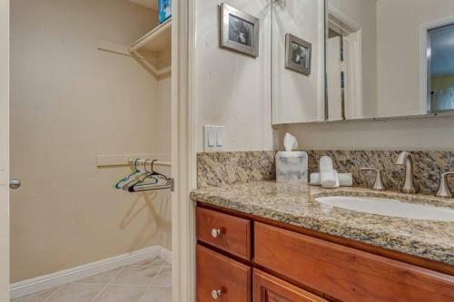 3br 1 Minute Walk To The Bay Free Parking
