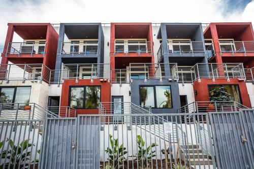 3 Floor Townhouse Next To Downtown Max 12 Sleepers