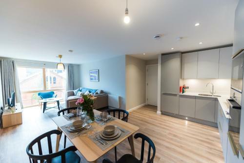 5 Star Brand New City Centre Apartment