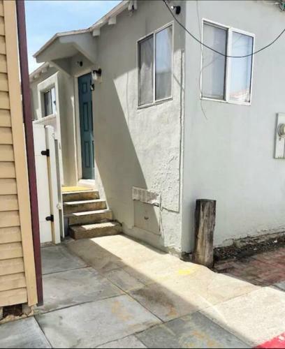 Cheerful 1 Bedroom Beach Cottage. On The Oceanside!
