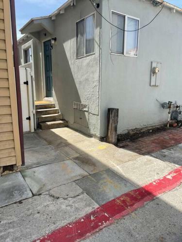 Cheerful 1 Bedroom Beach Cottage. On The Oceanside!