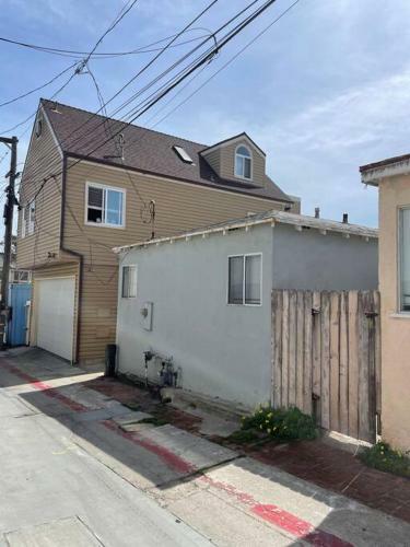 Cheerful 1 Bedroom Beach Cottage. On The Oceanside!
