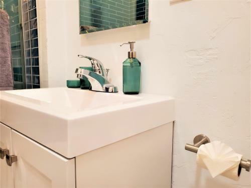 Newly Renovated Designer Home- 8 Mins To Downtown!