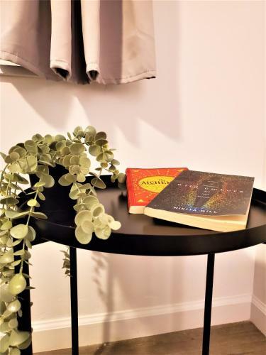 Newly Renovated Designer Home- 8 Mins To Downtown!