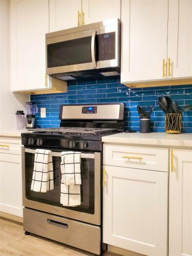 Newly Renovated Designer Home- 8 Mins To Downtown!