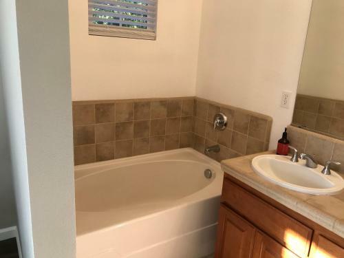 Newly Decorated 3bd, 2ba, Perfect For Families!