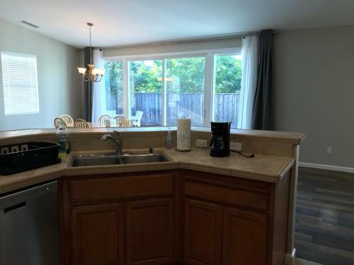 Newly Decorated 3bd, 2ba, Perfect For Families!