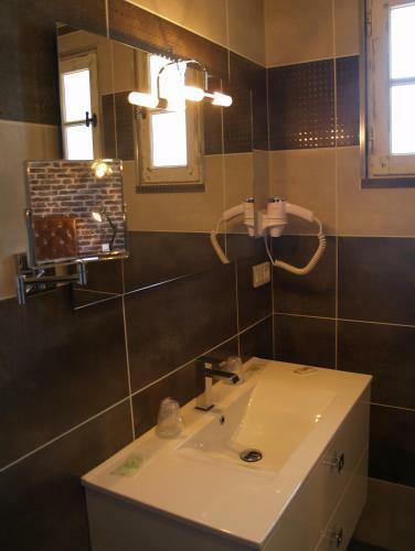 Hotel H�tel Les Hauts De Mour�ze